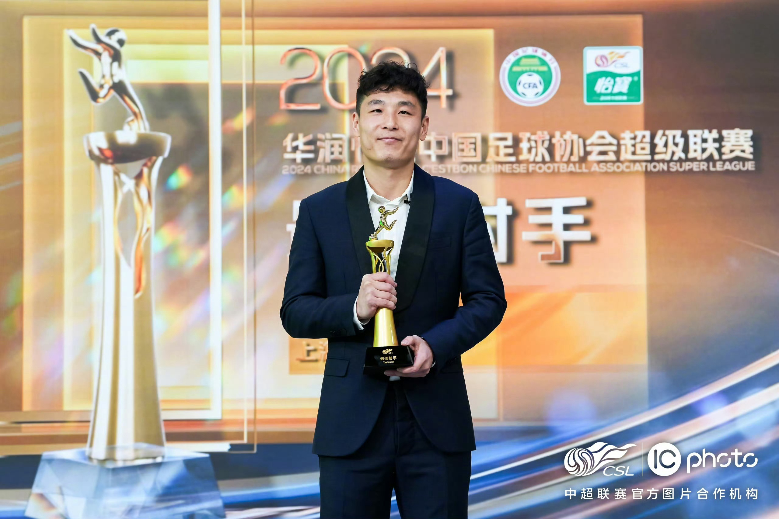 关于武磊五连胜继续领跑积分榜，多特蒙德主帅陷下课危机！的信息
